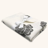 Mantel de Mesa Rectangular en Lino Blanco con Flores Negras 5 x 2.7m