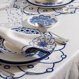 Set de Mantelería Identidad con Individuales, Servilletas y Coasters en Lino Blanco con Bordado en Azul . Set para 4 personas