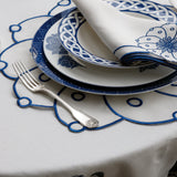 Set de Mantelería Identidad con Individuales, Servilletas y Coasters en Lino Blanco con Bordado en Azul . Set para 4 personas