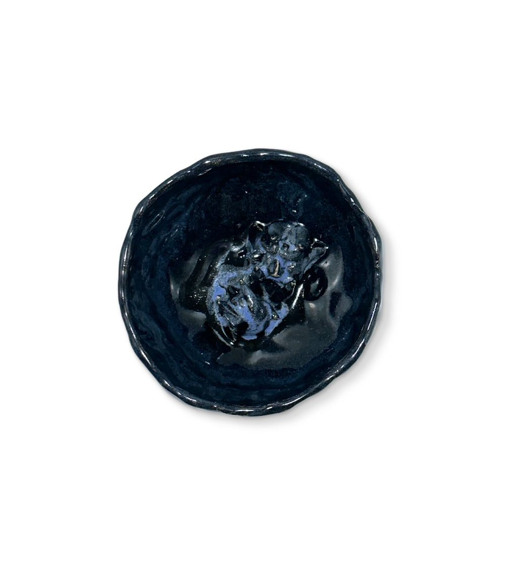 Bowl mezcalero de cerámica negro con blanco artesanal, con un diablito en el centro