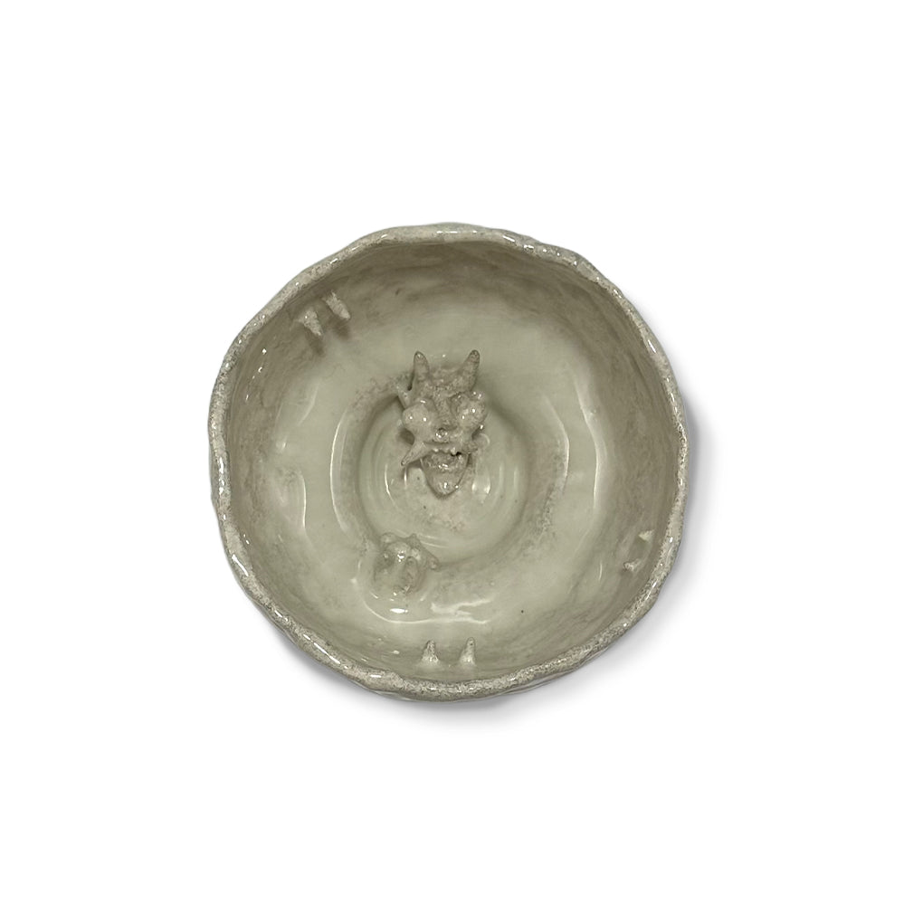 Bowl mezcalero de barro artesanal en blanco con un diablito en el centro