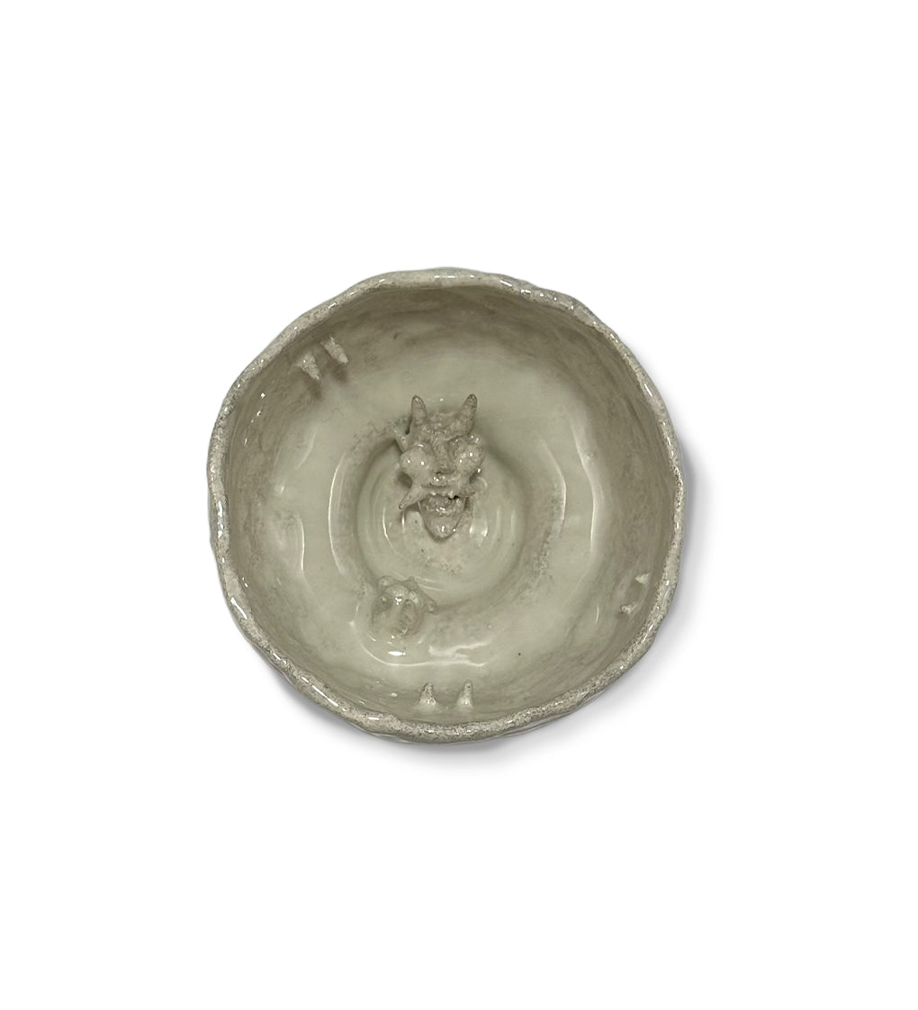 Bowl mezcalero de barro artesanal en blanco con un diablito en el centro