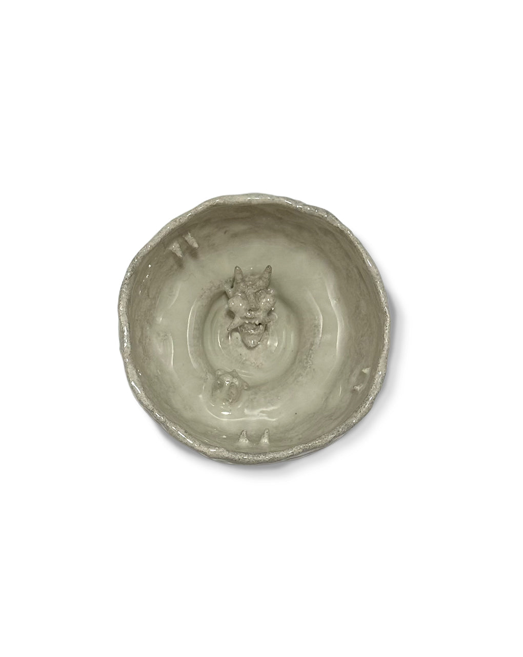 Bowl mezcalero de barro artesanal en blanco con un diablito en el centro