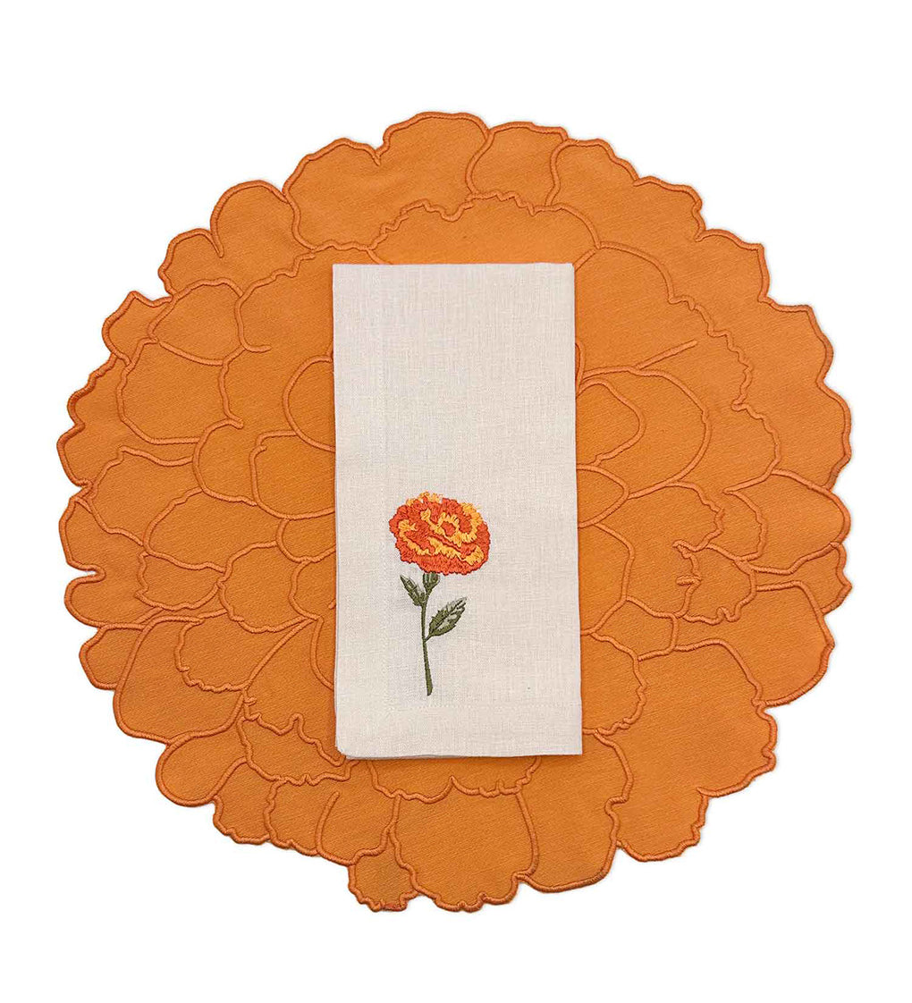 Set de mantelería Cempasúchil, con individual en forma de flor naranja y servilleta en lino arena con flor bordada, marca Zash