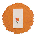 Set de mantelería Cempasúchil, con individual en forma de flor naranja y servilleta en lino arena con flor bordada, marca Zash