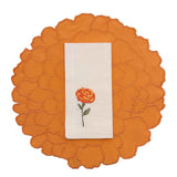 Set de mantelería Cempasúchil, con individual en forma de flor naranja y servilleta en lino arena con flor bordada, marca Zash