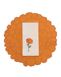 Set de mantelería Cempasúchil, con individual en forma de flor naranja y servilleta en lino arena con flor bordada, marca Zash