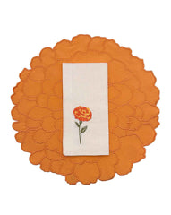 Individual en Forma de Flor de Cempasúchil en Loneta Naranja y Servilleta en Lino Crudo con Flor de Cempasúchil Bordada. Set para 4 personas