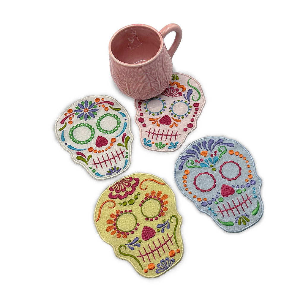 Zashpack con tazas de repollo rosa y cocteleras en forma de calaveritas de azúcar, marca Zash