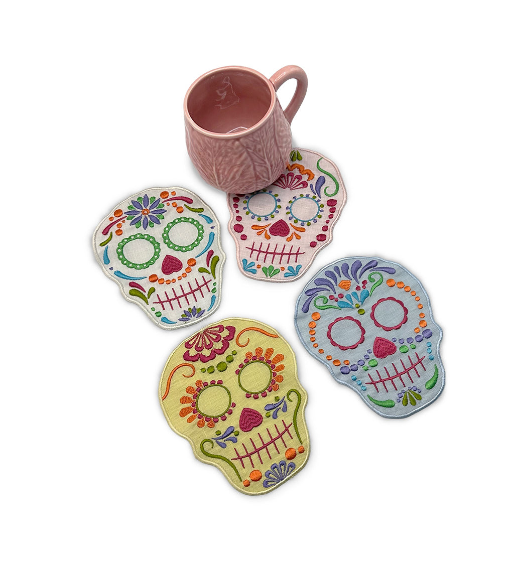 Zashpack con tazas de repollo rosa y cocteleras en forma de calaveritas de azúcar, marca Zash