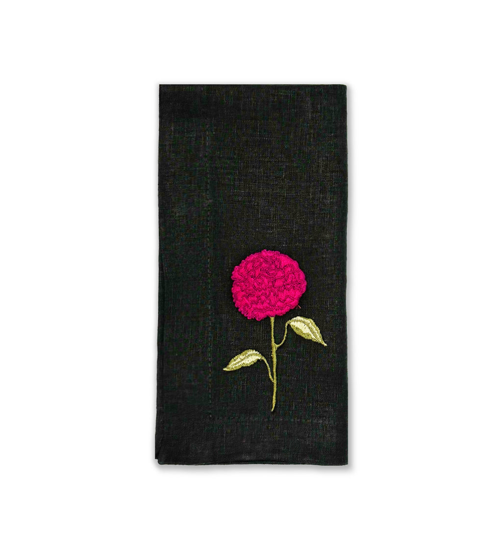 Servilleta Flora en lino negro con flor cerebro en fuscia bordado, marca Zash
