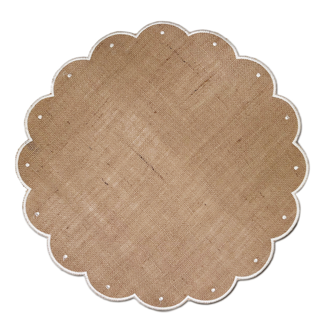 Mantel Individual confeccionado en yute natural, con orilla bordada en Ivory. Marca Zash