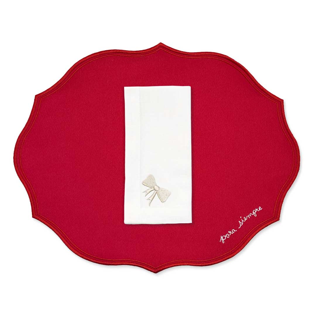 Set de mantelería con individuales de algodón rojo con frase "para siempre" bordada, y servilleta de lino con moño en ivory bordado, marca Zash