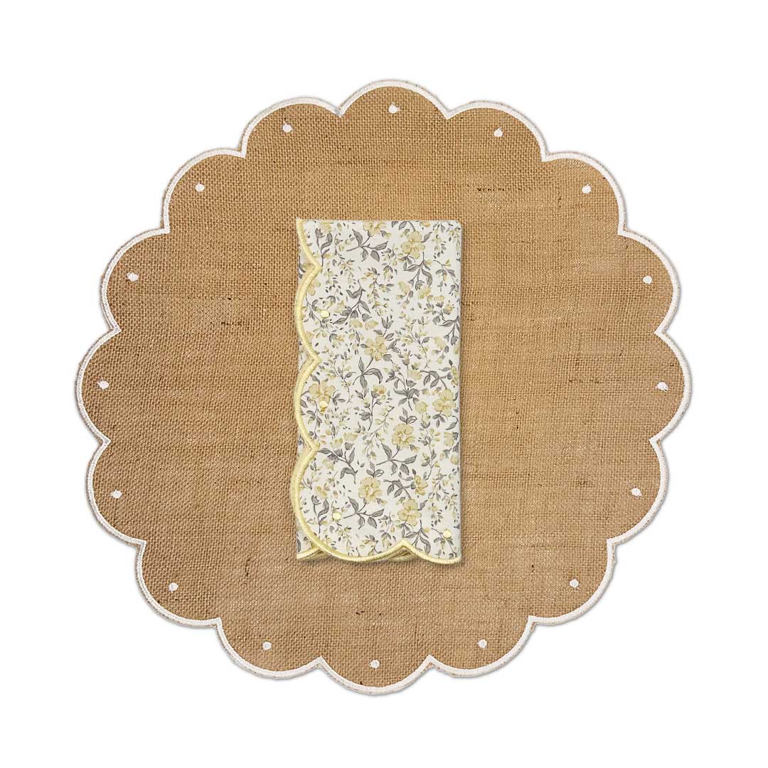 Set de mantelería con individuales dausy de yute y servilleta de algodón con florecitas amarillas, marca Zash