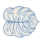 Mantel individual Tropic en lino arena en forma de hoja Monstera con orilla bordada en azul, marca Zash