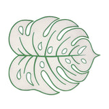 Mantel individual de lino en forma de hoja monstera color arena con orilla bordada en verde, marca Zash
