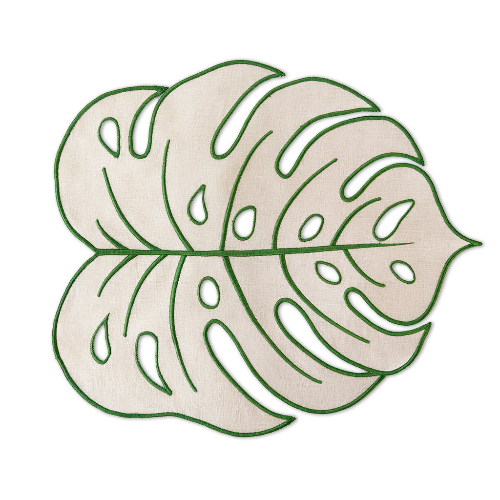 Mantel individual en forma de hoja monstera color arena con orilla bordada en verde, marca Zash