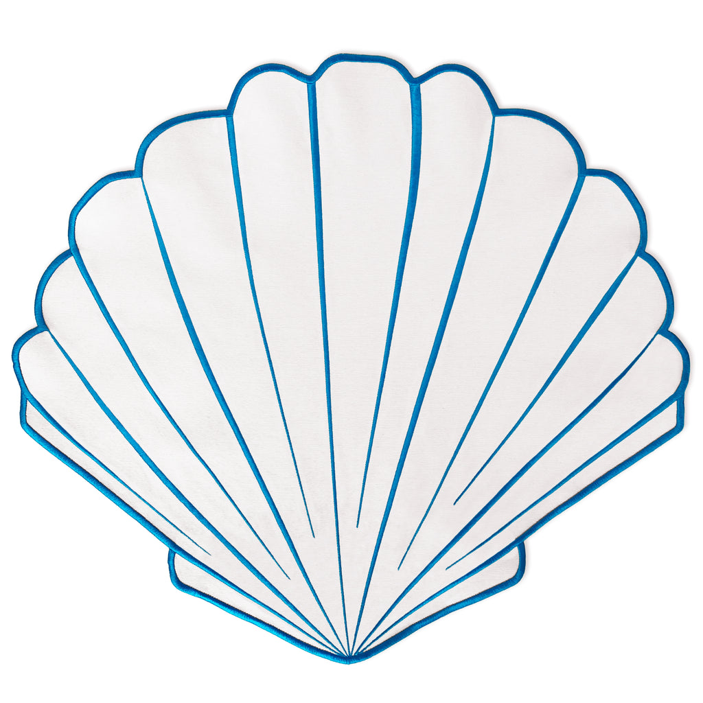 Mantel individual en forma de concha color blanco con orilla bordada azul de la marca Zash, perfecto para mesas de playa 