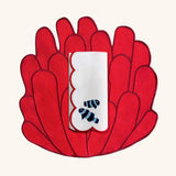 Manteleria Arrecife con Individuales de Anemona Bordado en Algodón Rojo y Servilletas en Lino Blanco con Bordado de Peces Payaso y Orilla Roja. Set para 4 personas