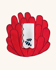 Manteleria Arrecife con Individuales de Anemona Bordado en Algodón Rojo y Servilletas en Lino Blanco con Bordado de Peces Payaso y Orilla Roja. Set para 4 personas