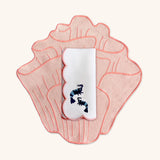Mantelería Arrecife con Individuales de Coral Bordado en Algodón Rosa y Servilletas en Lino Blanco con Bordado de Camarones y Orilla Rosa. Set para 4 personas