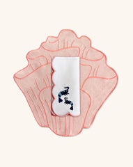Mantelería Arrecife con Individuales de Coral Bordado en Algodón Rosa y Servilletas en Lino Blanco con Bordado de Camarones y Orilla Rosa. Set para 4 personas