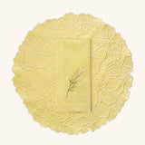 Mantelería Bouquet Amarillo con Individuales en Algodón Bordado de Hortensia y Servilletas en Lino con Bordado de Flor. Set de 4