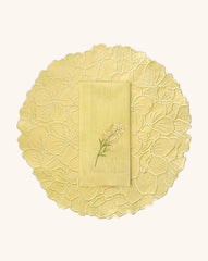 Mantelería Bouquet Amarillo con Individuales en Algodón Bordado de Hortensia y Servilletas en Lino con Bordado de Flor. Set de 4