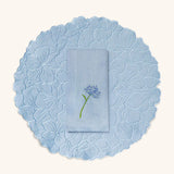 Mantelería Bouquet Azul con Individuales en Algodón Bordado de Hortensia y Servilletas en Lino con Bordado de Flor. Set de 4