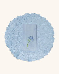 Mantelería Bouquet Azul con Individuales en Algodón Bordado de Hortensia y Servilletas en Lino con Bordado de Flor. Set de 4