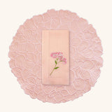 Mantelería Bouquet Rosa con Individuales en Algodón Bordado de Hortensia y Servilletas en Lino con Bordado de Flor. Set de 4