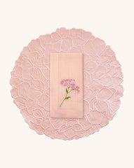 Mantelería Bouquet Rosa con Individuales en Algodón Bordado de Hortensia y Servilletas en Lino con Bordado de Flor. Set de 4