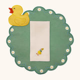 Mantelería Easter con Individual Pily en Algodón Verde con Bordado de Margaritas, Servilleta Easter en Lino Ivory con Bordado de Pato y Coctelera en Algodón Amarillo con Bordado de Pato. Set de 4