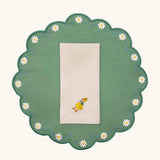 Mantelería Easter con Individual Pily en Algodón Verde con Bordado de Margaritas y Servilleta Easter en Lino Ivory con Bordado de Pato. Set de 4