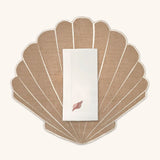 Mantelería La Mar con Individuales Concha en Yute Ivory y Servilletas de Lino con Bordado de Caracol de Mar. Set para 4 personas