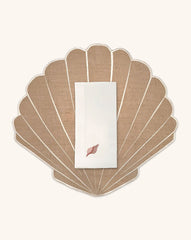 Mantelería La Mar con Individuales Concha en Yute Ivory y Servilletas de Lino con Bordado de Caracol de Mar. Set para 4 personas