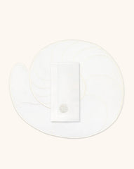 Mantelería La Mar con Individuales Nautilus y Servilletas con Bordado de Coral Ivory en Lino Blanco. Set para 4 personas