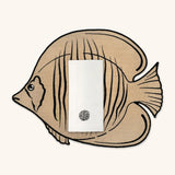 Mantelería La Mar con Individuales Pez Bordados en Yute y Servilletas de Lino con Bordado de Coral Negro. Set para 4 personas