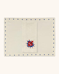 Mantelería Milagritos con Individuales Silvia con Puntitos Azules y Servilletas con Bordado de Corazón con Resplandor Azul en Lino Arena. Set para 4 personas