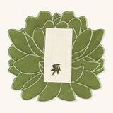 Mantelería Olivos con Individuales Blossom Bordado en Algodón Verde Olivo y Servilletas con Bordado de Aceitunas en Lino Arena. Set para 4 personas