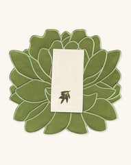 Mantelería Olivos con Individuales Blossom Bordado en Algodón Verde Olivo y Servilletas con Bordado de Aceitunas en Lino Arena. Set para 4 personas