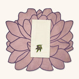 Mantelería Olivos con Individuales Blossom Bordado en Terciopelo Malva. y Servilletas con Bordado de Aceitunas en Lino Arena. Set para 4 personas