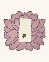 Mantelería Olivos con Individuales Blossom Bordado en Terciopelo Malva. y Servilletas con Bordado de Aceitunas en Lino Arena. Set para 4 personas