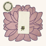 Mantelería Olivos con Individuales Blossom Bordado en Terciopelo Malva, Servilletas con Bordado de Aceitunas y Coasters con Guirnalda Verde en Lino Arena. Set para 4 personas