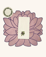 Mantelería Olivos con Individuales Blossom Bordado en Terciopelo Malva, Servilletas con Bordado de Aceitunas y Coasters con Guirnalda Verde en Lino Arena. Set para 4 personas
