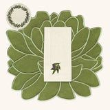 Mantelería Olivos con Individuales Blossom en Algodón Verde Olivo, Servilletas con Bordado de Aceitunas y Cocteleras con Bordado de Aceitunas en Lino Arena. Set para 4 personas