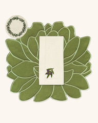 Mantelería Olivos con Individuales Blossom en Algodón Verde Olivo, Servilletas con Bordado de Aceitunas y Cocteleras con Bordado de Aceitunas en Lino Arena. Set para 4 personas