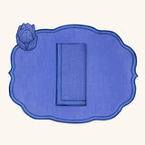 Mantelería Sofía completa con Individual, Servilleta y Servilletero Tulipán en Lino Azul y Bordado en Azul. Set para 4 personas