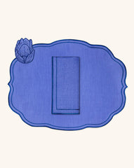 Mantelería Sofía completa con Individual, Servilleta y Servilletero Tulipán en Lino Azul y Bordado en Azul. Set para 4 personas