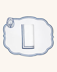 Mantelería Sofía completa con Individual, Servilleta  y Servilletero Tulipán en Lino Blanco y Bordado en Azul. Set para 4 personas